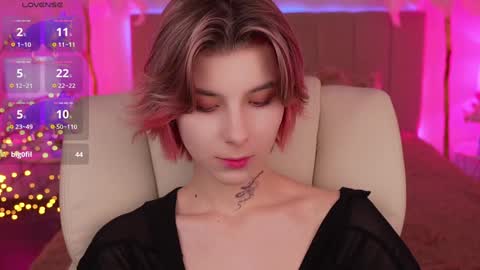 haylaamber online show from December 13, 8:25 pm