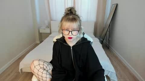 Helen Carson online show from April 18, 1:30 am