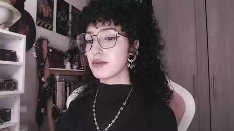 Snapshot of hell_666_xxx chatting on October 15, 1:52 am cher online show from October 15, 1:52 am