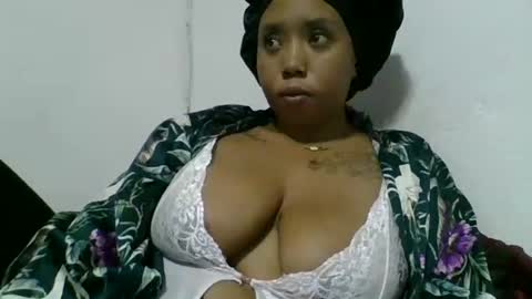Snapshot of hheritinaa chatting on October 12, 8:28 am hheritinaa online show from October 12, 8:28 am