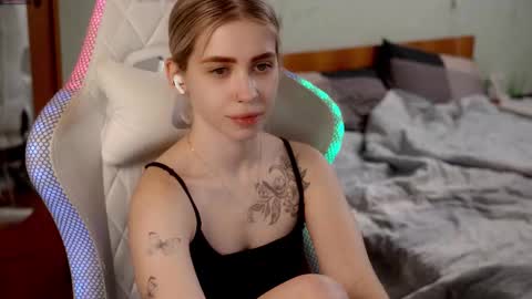 Holly online show from February 11, 7:15 pm