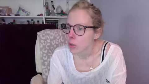 holly_bourbon online show from March 1, 8:30 pm