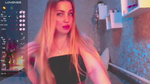 Snapshot of holly_molly8 chatting on December 28, 5:46 pm holly_molly8 online show from December 28, 5:46 pm