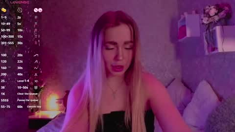 Snapshot of holly_molly8 chatting on March 6, 7:25 am holly_molly8 online show from March 6, 7:25 am