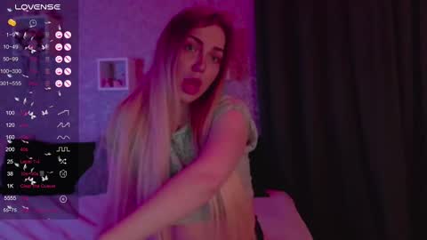 Snapshot of holly_molly8 chatting on February 8, 3:19 am holly_molly8 online show from February 8, 3:19 am