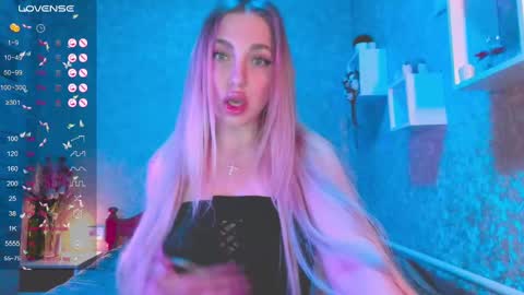 Snapshot of holly_molly8 chatting on January 1, 10:56 pm holly_molly8 online show from January 1, 10:56 pm