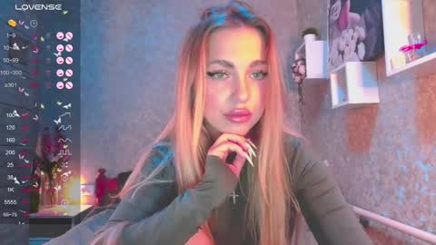 Snapshot of holly_molly8 chatting on December 13, 4:27 pm holly_molly8 online show from December 13, 4:27 pm