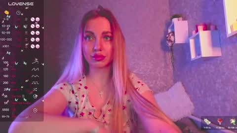 Snapshot of holly_molly8 chatting on January 13, 6:05 pm holly_molly8 online show from January 13, 6:05 pm