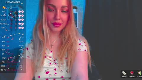 Snapshot of holly_molly8 chatting on January 21, 6:23 pm holly_molly8 online show from January 21, 6:23 pm