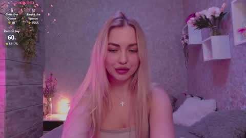 Snapshot of holly_molly8 chatting on September 24, 8:08 pm holly_molly8 online show from September 24, 8:08 pm