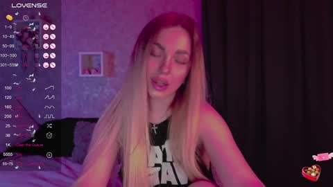 Snapshot of holly_molly8 chatting on February 10, 8:42 pm holly_molly8 online show from February 10, 8:42 pm
