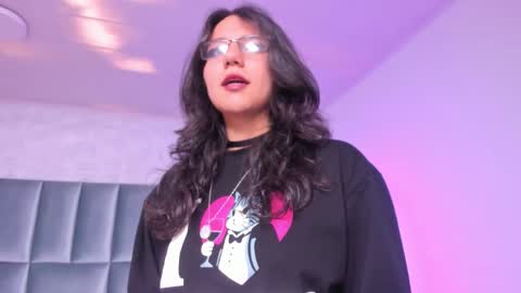 hollypeach_ online show from March 2, 7:31 pm