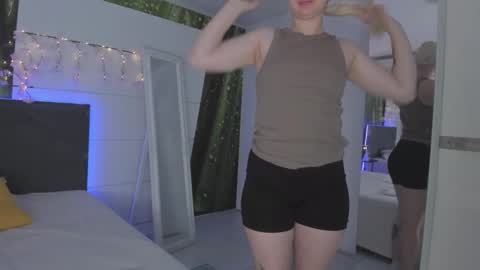 HollyTaillor online show from April 7, 5:31 am