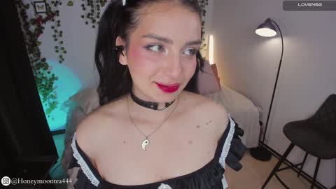 Snapshot of honeymoontea chatting on February 7, 10:41 pm online show from February 7, 10:41 pm