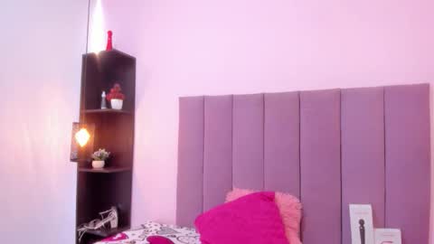 Snapshot of hoollyhendrix chatting on October 20, 8:23 pm holly online show from October 20, 8:23 pm