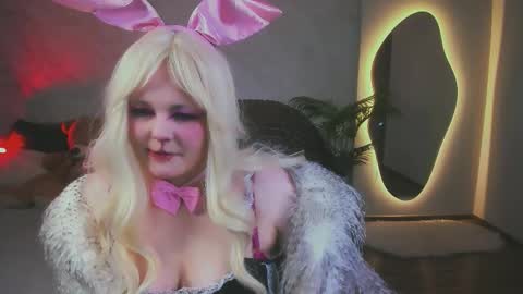 Hwasa online show from March 7, 9:55 pm