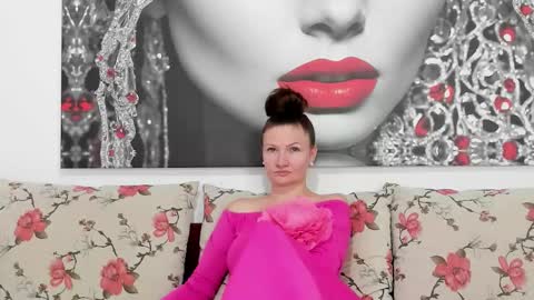 Snapshot of illegalbeauty87 chatting on September 18, 11:36 pm Ingrid or more easier...Miss GoDDess Mistress online show from September 18, 11:36 pm