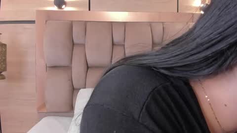 im mou  online show from April 15, 7:58 pm