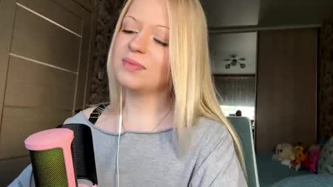 Lola online show from March 15, 1:24 pm