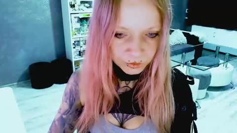 Snapshot of inesdesire chatting on September 9, 7:19 am InesDesire online show from September 9, 7:19 am