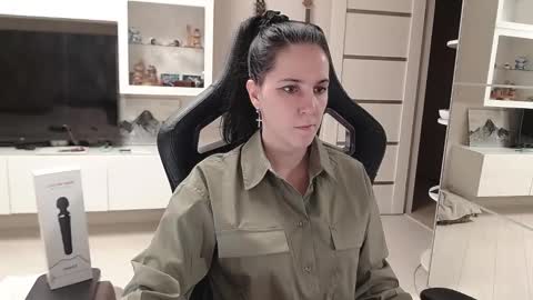 Irwi Tomboy online show from January 13, 11:30 am