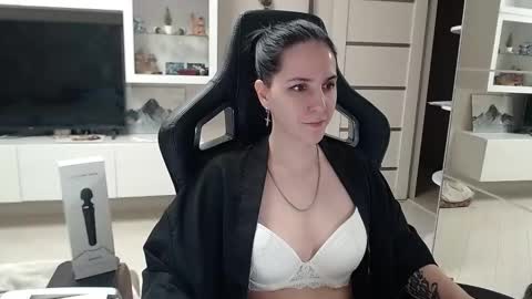 Irwi Tomboy online show from December 15, 11:31 pm