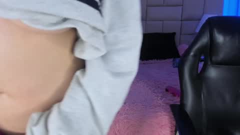 Snapshot of isis_loveyes_ chatting on December 9, 10:30 pm Pauli online show from December 9, 10:30 pm