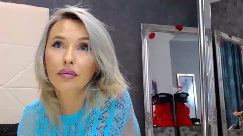 IssaSmyth online show from March 17, 5:06 pm