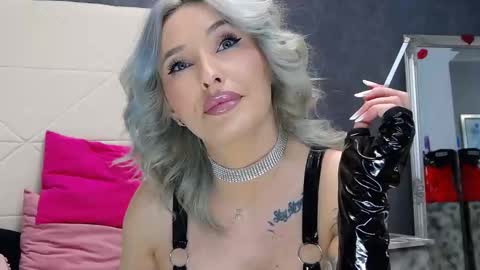 IssaSmyth online show from April 4, 7:40 am