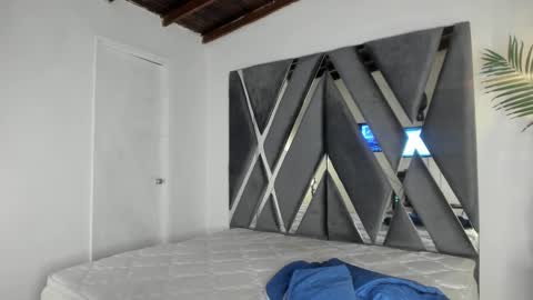 Moon online show from March 25, 7:06 pm