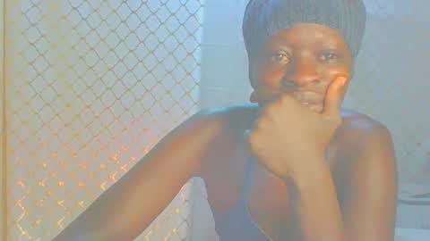Snapshot of itsqueen_blacq chatting on October 21, 12:20 pm Queen blacq online show from October 21, 12:20 pm