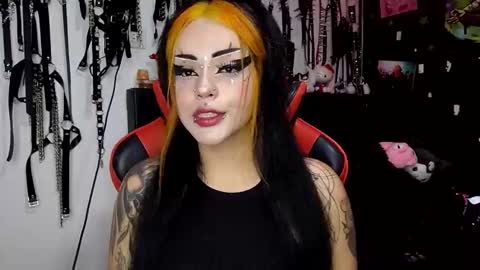 Snapshot of janna_ink chatting on February 1, 12:18 am online show from February 1, 12:18 am