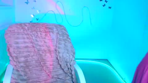 Jennifer online show from April 20, 12:08 pm