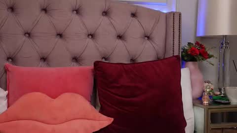 JenniferLovve online show from December 19, 6:27 am