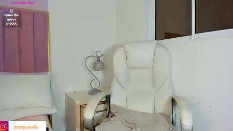 Snapshot of jennyweellss chatting on December 8, 6:01 am Jenny Wells online show from December 8, 6:01 am
