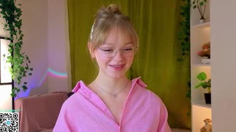 Gwen online show from April 16, 8:19 pm