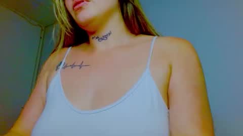 Snapshot of juli_69 chatting on October 21, 12:03 am Juliana Torres online show from October 21, 12:03 am