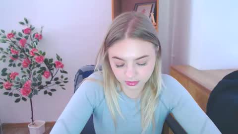 Snapshot of juliacrazy_ chatting on October 23, 5:35 am juliacrazy_ online show from October 23, 5:35 am