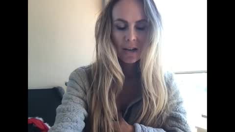 julialemilf online show from April 18, 10:18 am