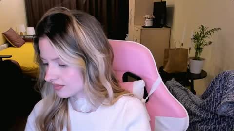 Julie online show from April 18, 3:36 pm