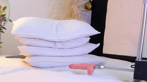 justmolly_ online show from March 26, 5:42 am