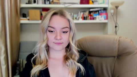 Snapshot of kara_smith_ chatting on October 23, 11:11 pm Kara. Off from 15th till 24th of December online show from October 23, 11:11 pm