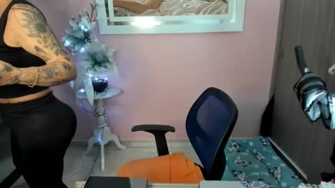 Snapshot of karol_milf__ chatting on February 16, 12:43 am kAROL MILF   online show from February 16, 12:43 am