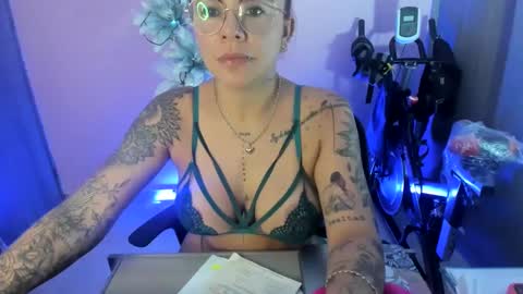 Snapshot of karol_milf__ chatting on December 19, 1:18 am kAROL MILF   online show from December 19, 1:18 am