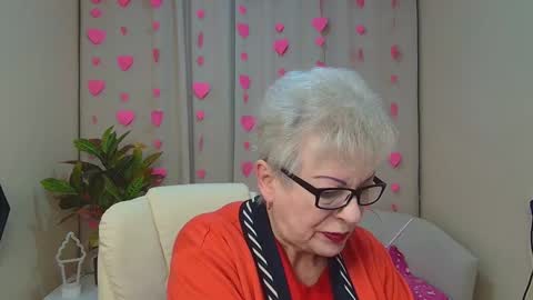 kaylesmoll online show from February 6, 8:01 pm