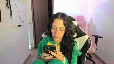 kaylie online show from November 18, 11:00 am