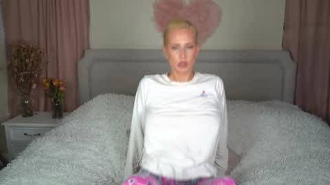 EliandKylie online show from December 1, 3:32 am