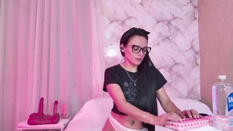 kelanymilf online show from March 4, 4:08 am