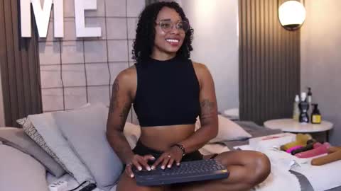 kelly__thomson online show from April 1, 1:41 pm