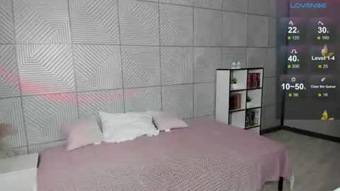 kellymeoww online show from July 4, 6:20 am